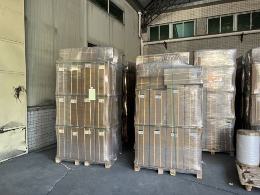 فيلم تغليف لامع مع لب ورقي 3 بوصة أو 1 بوصة وقاعدة غراء EVA للتغليف، وأغلفة الكتب، والملصقات، والعلامات