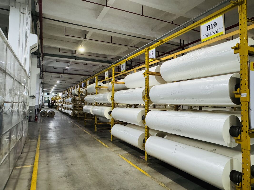 فيلم التصفيف الحراري لـ PET عالي الوضوح مع اللمعان أكثر من 90 درجة و 11-250 ميكرون سمك لللميناتور الحراري