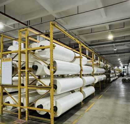 فيلم لليامينات الحرارية BOPP الشفاف مع غراء EVA من كوريا وعرض 2200 مم لطلاء وقائي واضح