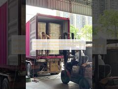 فيلم تغليف لامع يوفر مستوى لمعان أعلى من 90 وحدة لمعان، مصمم لتحسين لمعان السطح ومقاومة الخدش.